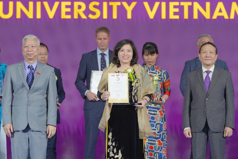 close-up-picture-of-rmit-representative-receiving-the-award-on-stage.jpg
