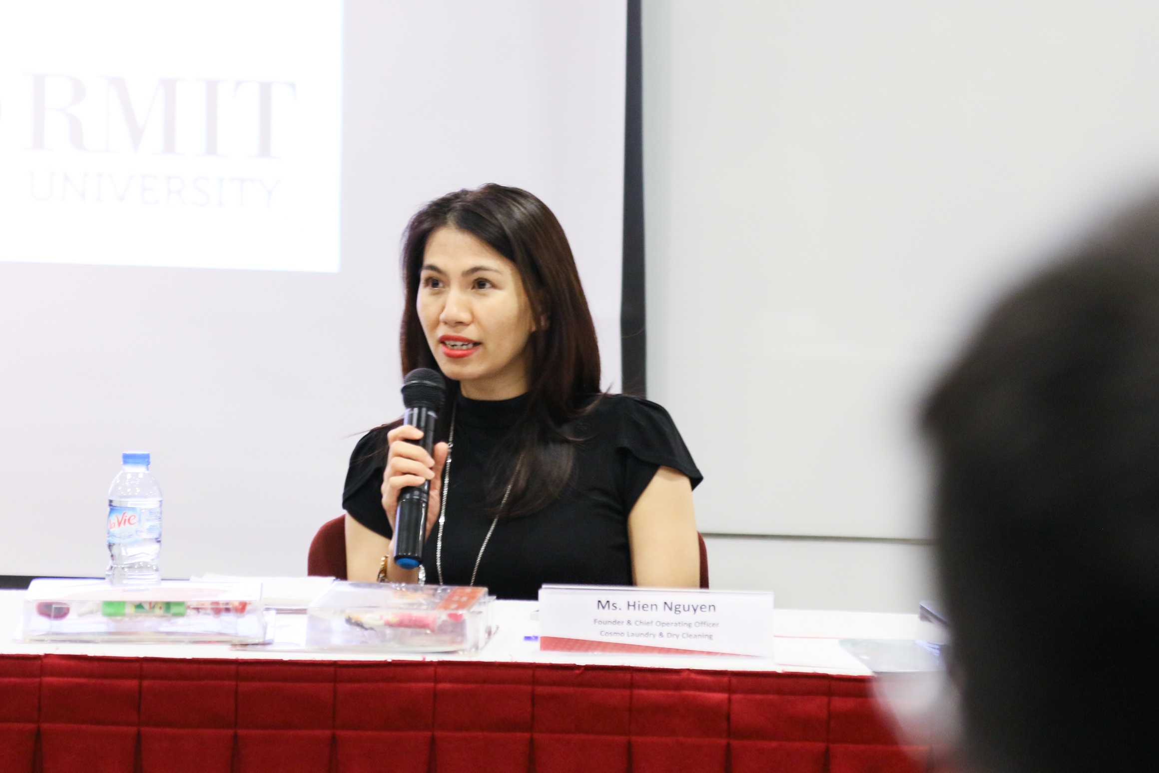 Cô Nguyễn Ái Hiền – thạc sĩ ngành Quản trị kinh doanh RMIT Việt Nam và là Giám đốc điều hành Công ty Giặt là Cosmo.
