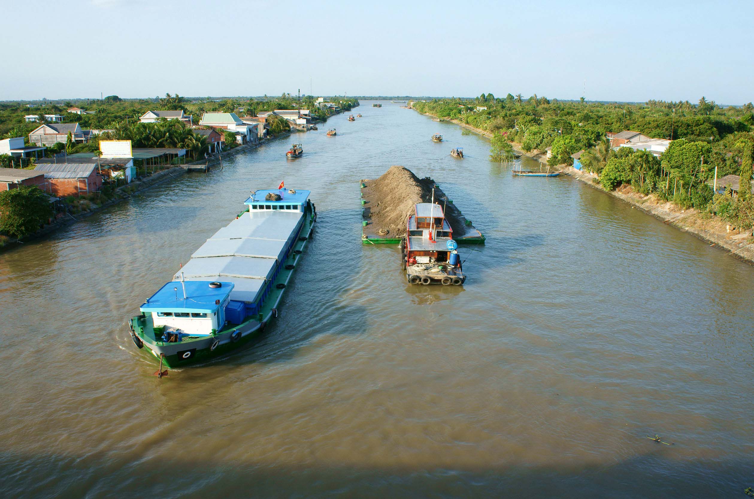 Giao thông đường thủy là phần thiết yếu trong cuộc sống và giao thương ở khu vực Đông Nam Á.