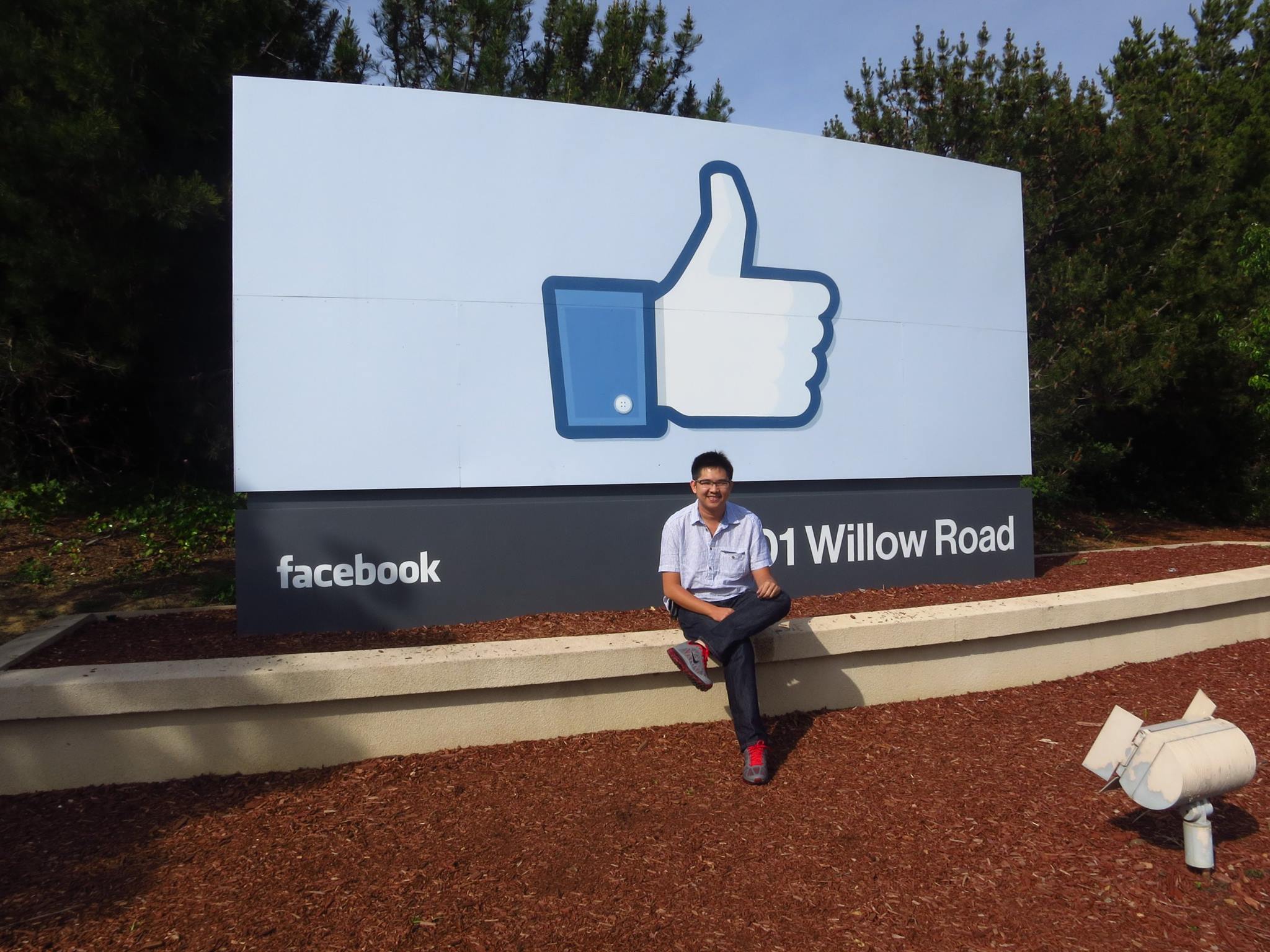 Vong Thanh Cuong visits Facebook in the US. 