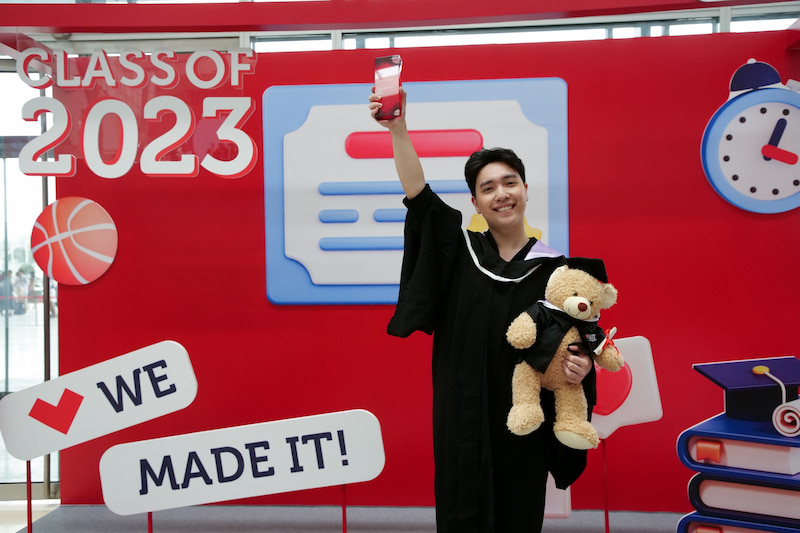 Thanh poses with Vice-Chancellor's Award at graduation.