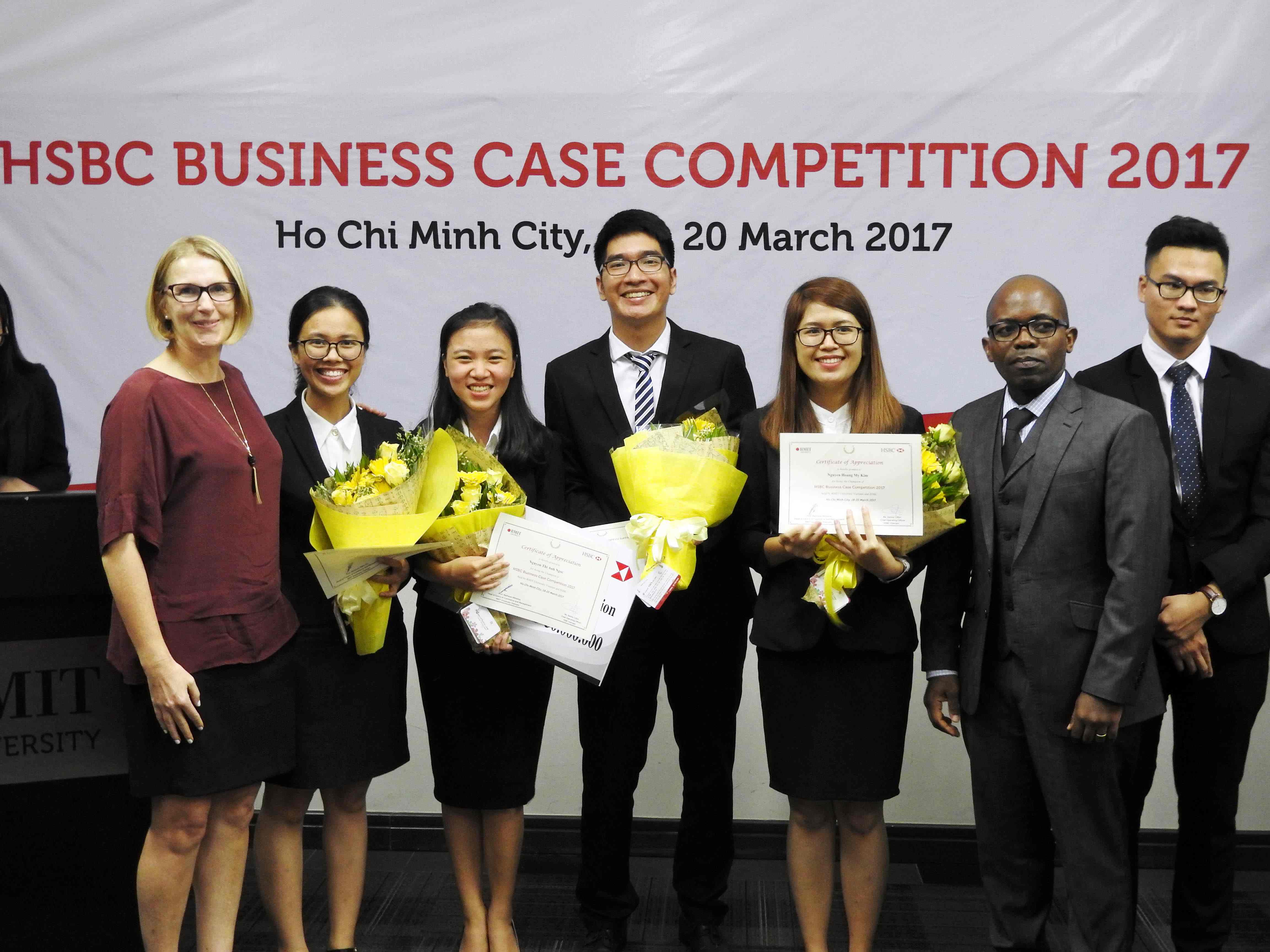 RMIT Vietnam’s Team Woohoo (middle) receives the first-place award from Ms Karine Colyn (left), HSBC Chairwoman of Corporate Sustainability Committee, and Associate Professor Mathews Nkhoma (right), Head of RMIT Vietnam Centre of Commerce and Management. 
