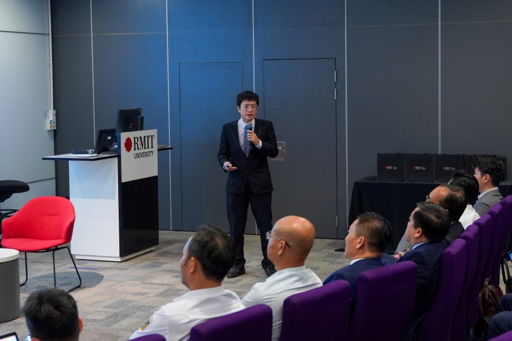 Tiến sĩ Sơn diễn thuyết