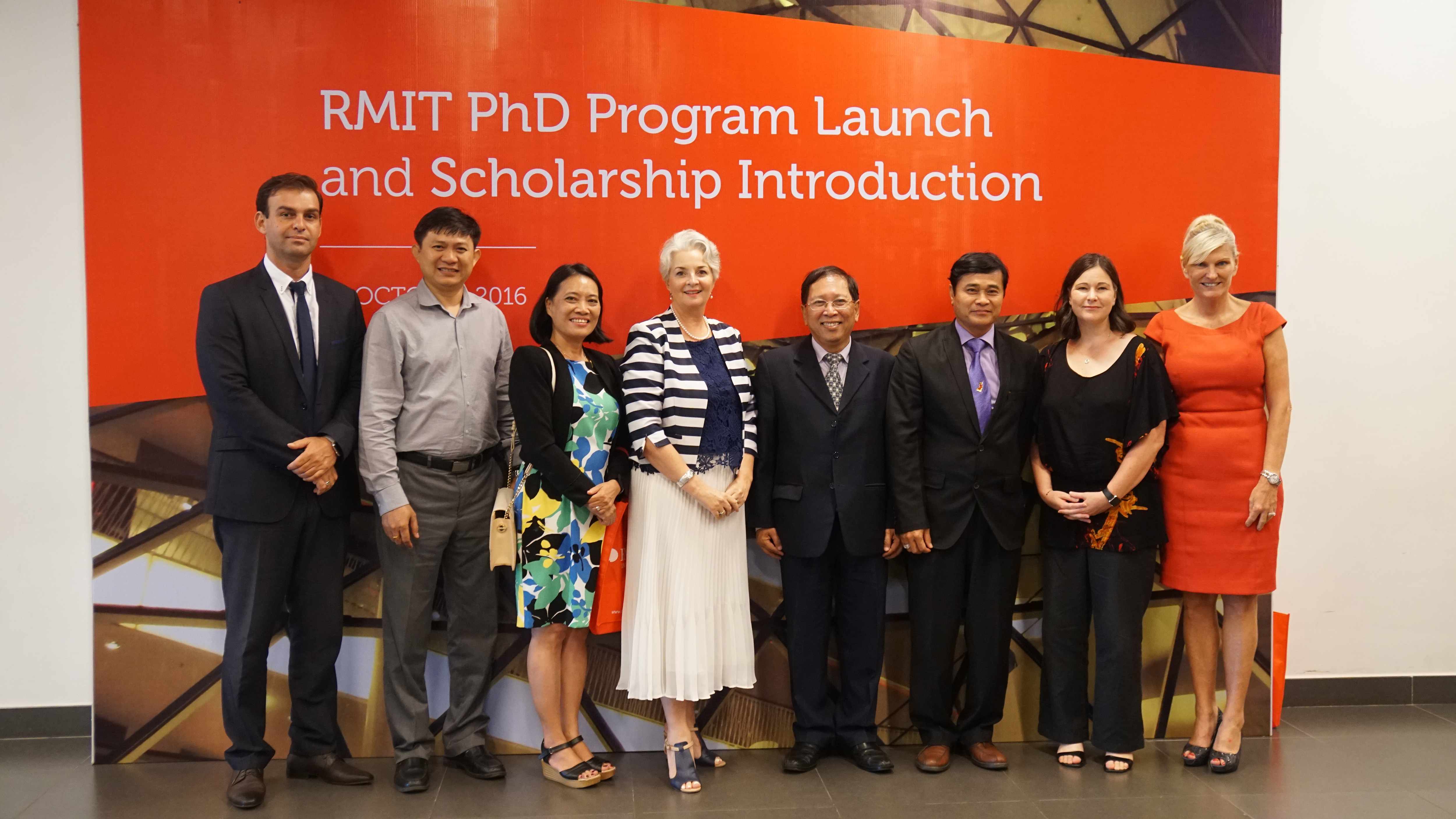Lãnh đạo Đại học RMIT Việt Nam và khách mời tại buổi ra mắt chương trình Tiến sĩ.