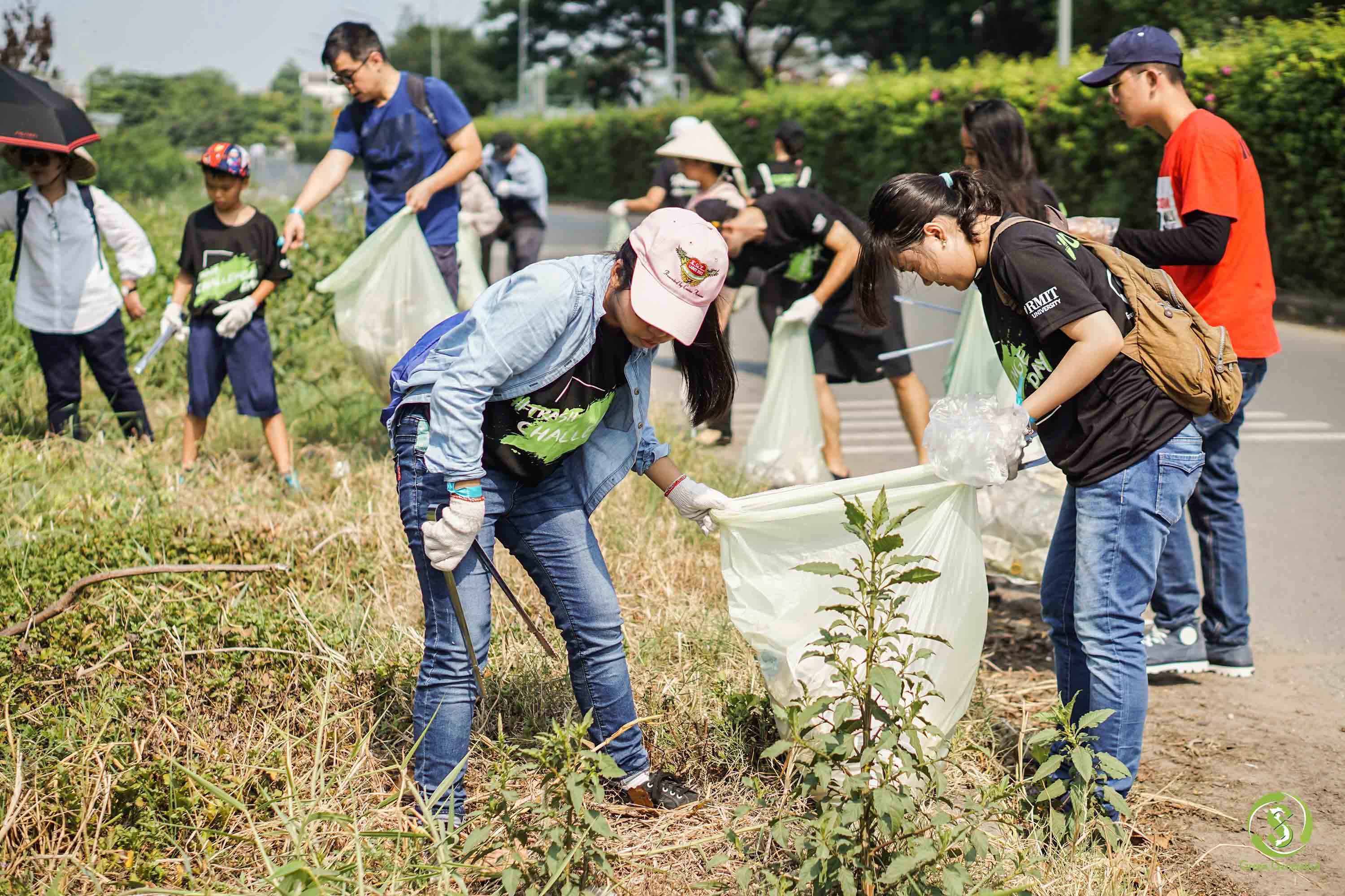 Cán bộ giảng viên và sinh viên RMIT Việt Nam cùng tình nguyện viên ở khắp TP. Hồ Chí Minh tham gia vào phong trào đang lan rộng -  #TrashChallenge vào ngày Trái đất. Sự kiện do thầy Nguyễn Hữu Nhân và CLB Thế hệ xanh RMIT Việt Nam tổ chức.