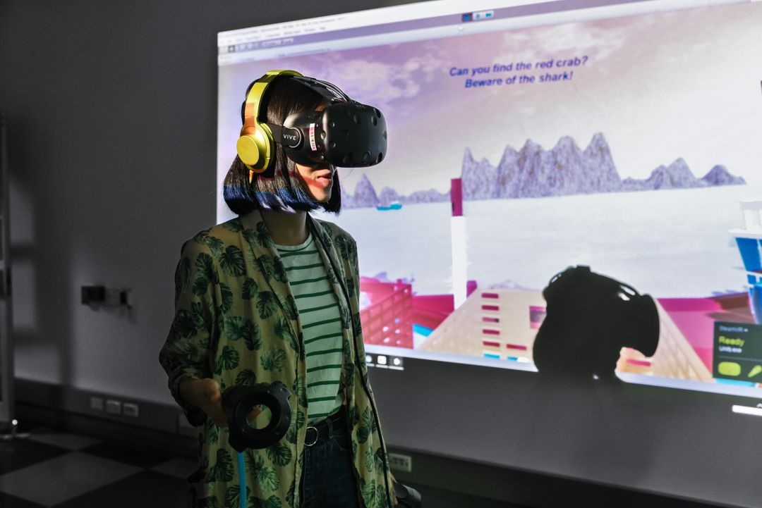 A student experiences the VR technology at RMIT Vietnam’s Mixed Reality Studio. 