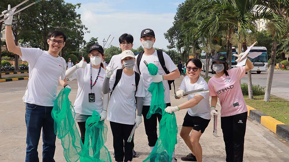 Trong cuộc thi, các đội chơi đã nhặt rác thải nhựa, phân loại thành nhựa sạch và nhựa còn lại.