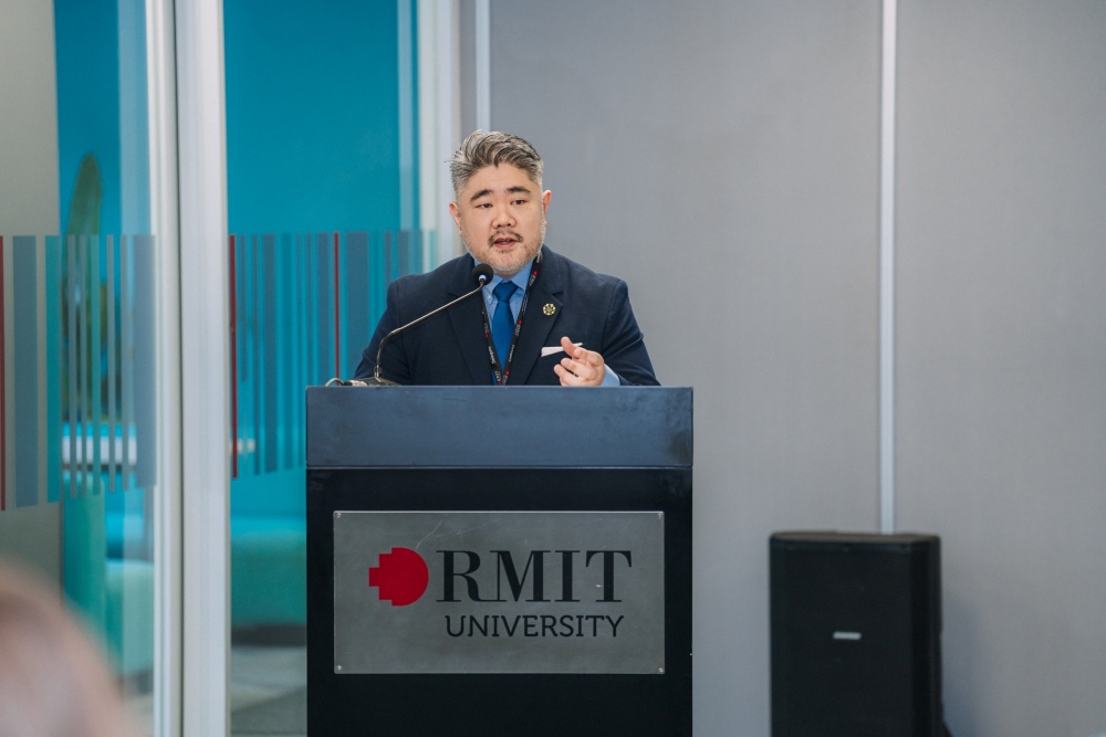 Ông Edwin Law phát biểu