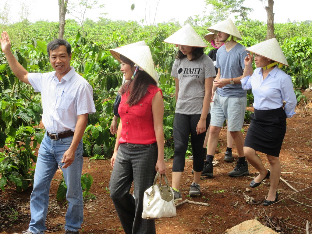 Tiến sĩ Tiên Huỳnh cùng một nhóm sinh viên RMIT Melbourne trò chuyện cùng những nông dân trồng café về quản lý chất thải và các cách tái chế chúng để chữa lành vết thương.
