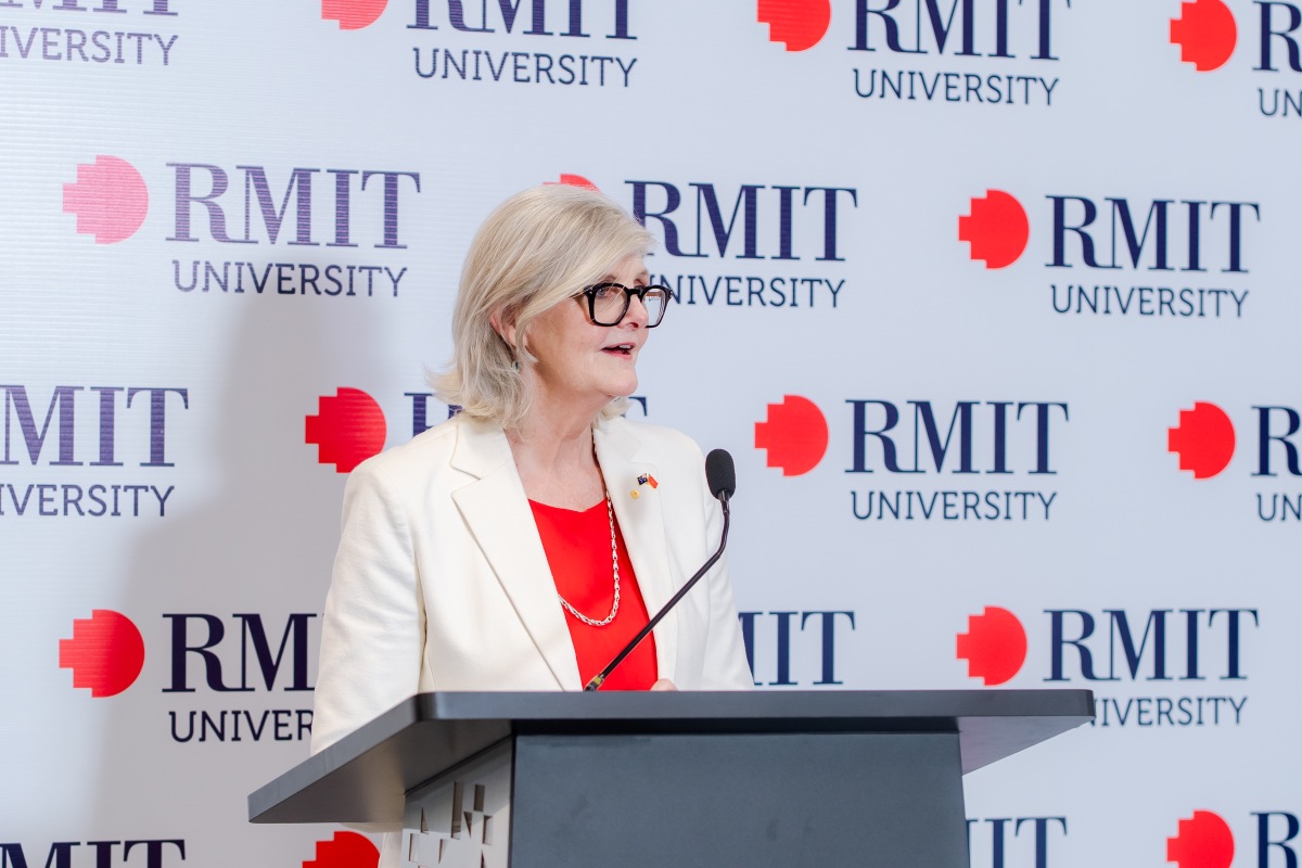 Toàn quyền Australia phát biểu trong chuyến thăm Đại học RMIT, cơ sở Nam Sài Gòn (Hình: RMIT)
