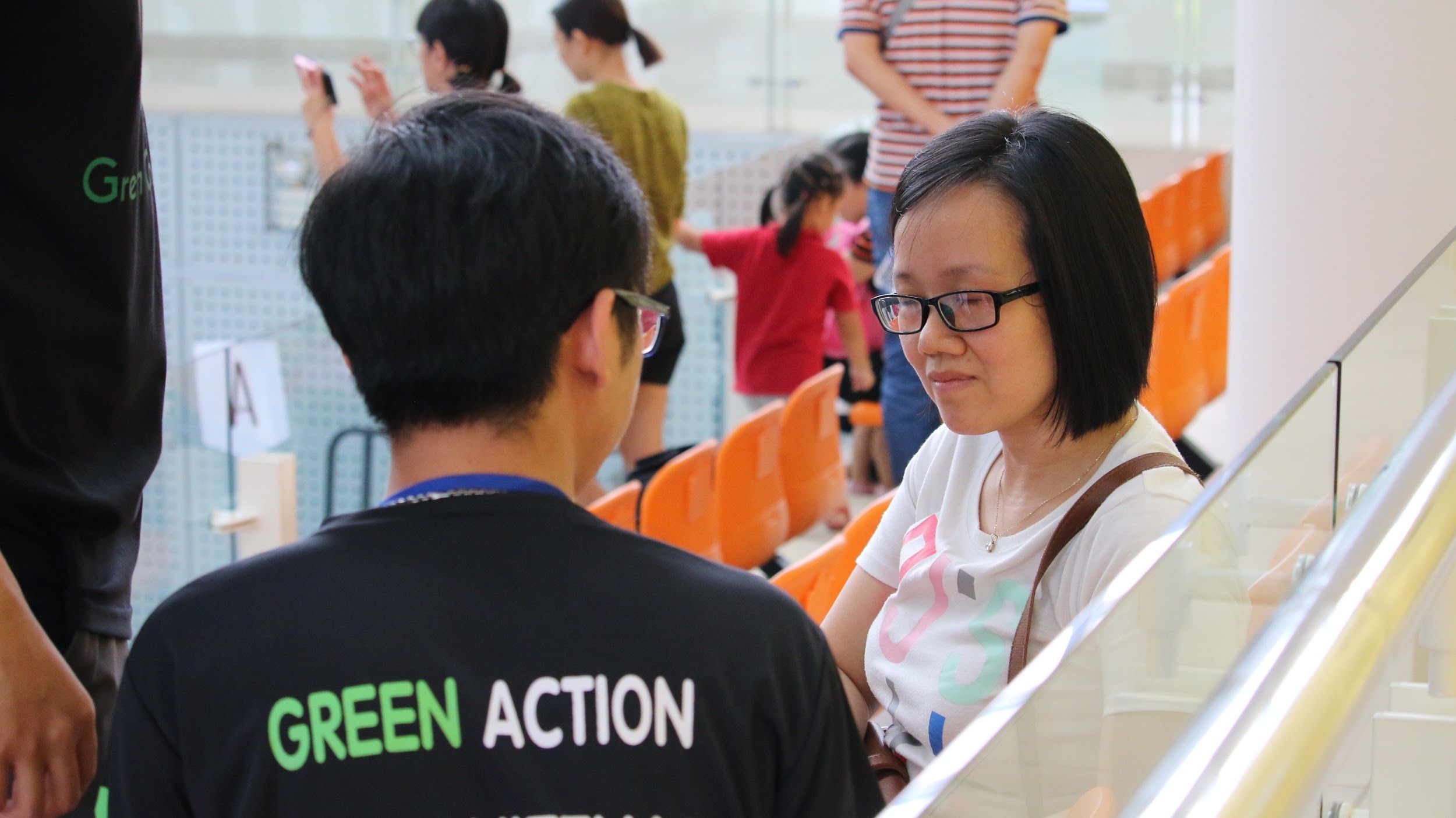 Ms Nguyen Binh Mai (right), parent of a Le Quy Don primary school student, said the event was very useful.