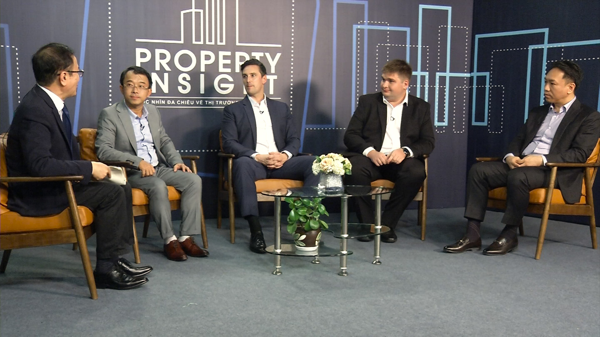 Tiến sĩ Kavalchuk (thứ hai từ phải sang) thảo luận về nhà thông minh với bốn chuyên gia khác từ lĩnh vực kinh tế và phát triển bất động sản.