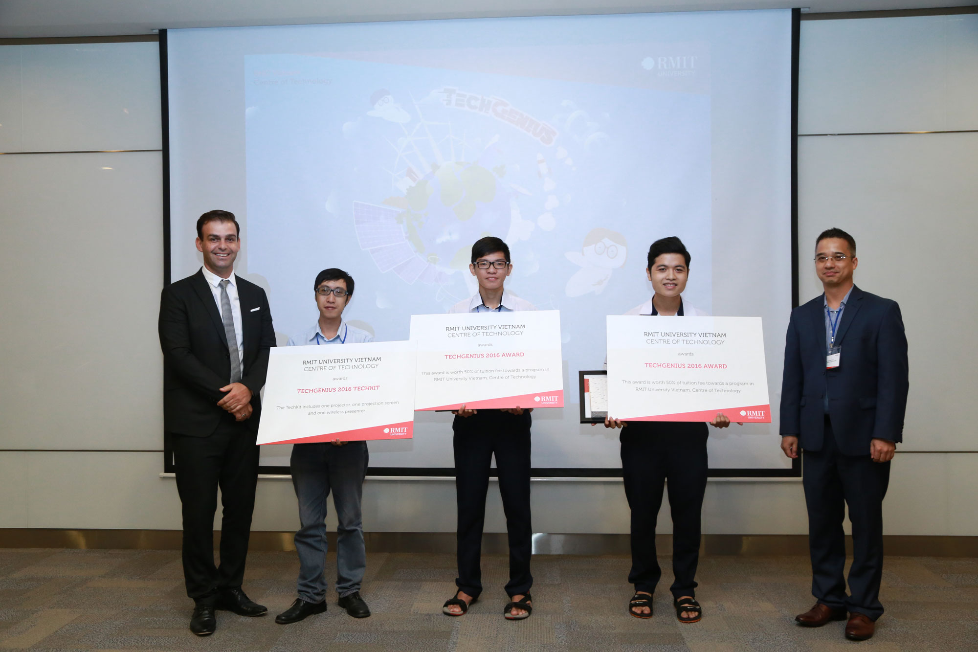  Trưởng khoa Công nghệ Đại học RMIT Việt Nam Giáo sư Alex Stojcevski (bìa trái) trao giải Nhất cho thành viên đội chiến thắng đến từ trường THPT Gia Định.