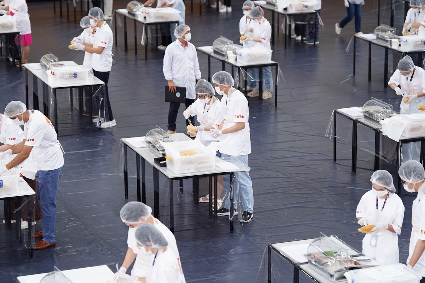 Hundreds of volunteers worked together to prepare, assemble, and safely wrap the banh mi, turning a cultural icon into a symbol of community and purpose. (Photo: RMIT)