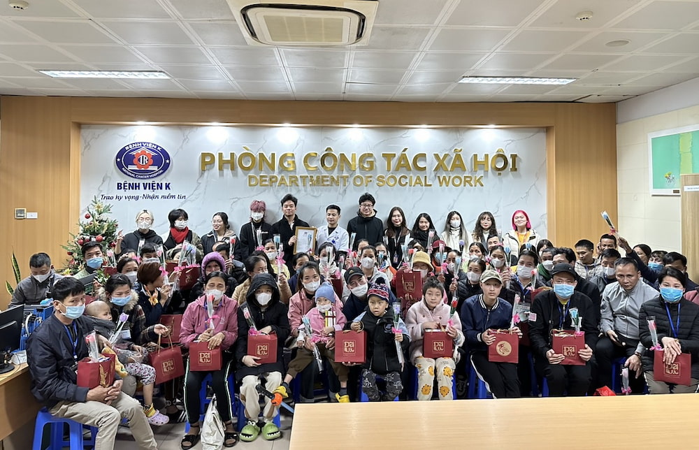 Group photo of IEC members and K Hospital patients and their families