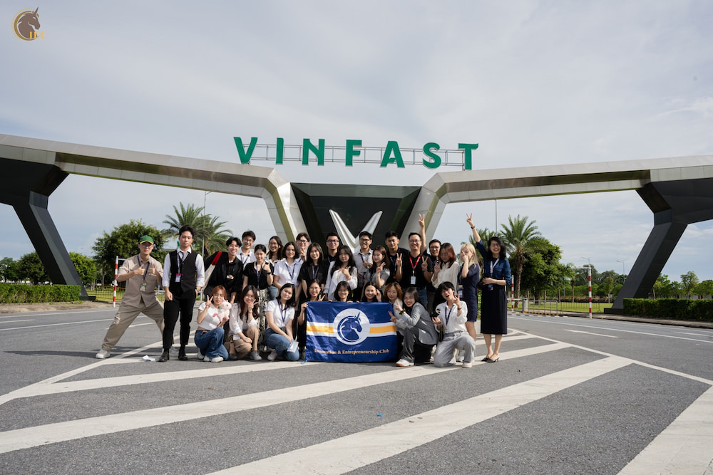 Ảnh nhóm ở cổng VinFast