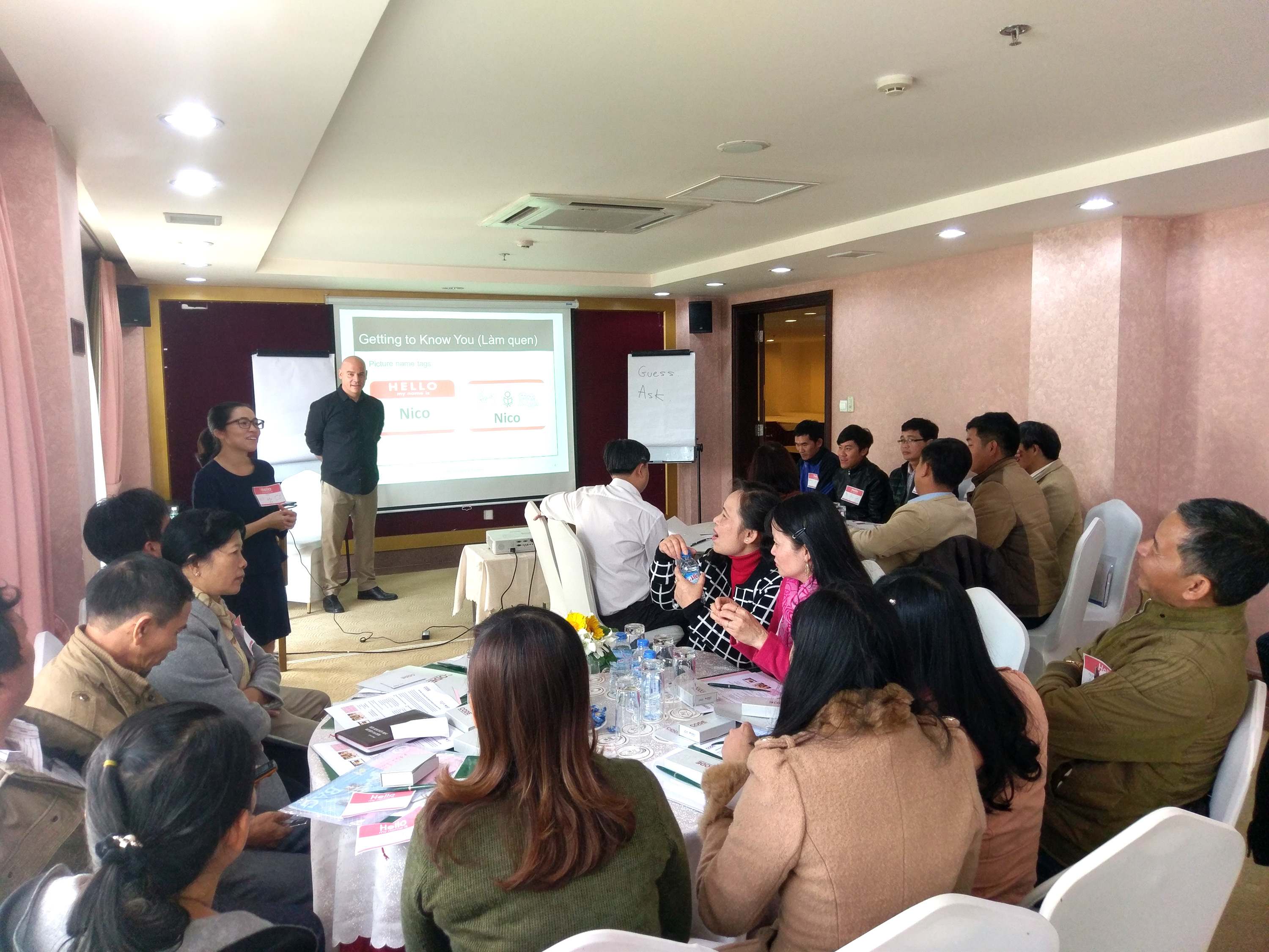 Chuyên gia trong lĩnh vực giáo dục thuộc Sở Giáo dục và Đào tạo tỉnh Lâm Đồng học ứng dụng kỹ thuật vào dạy và học. 