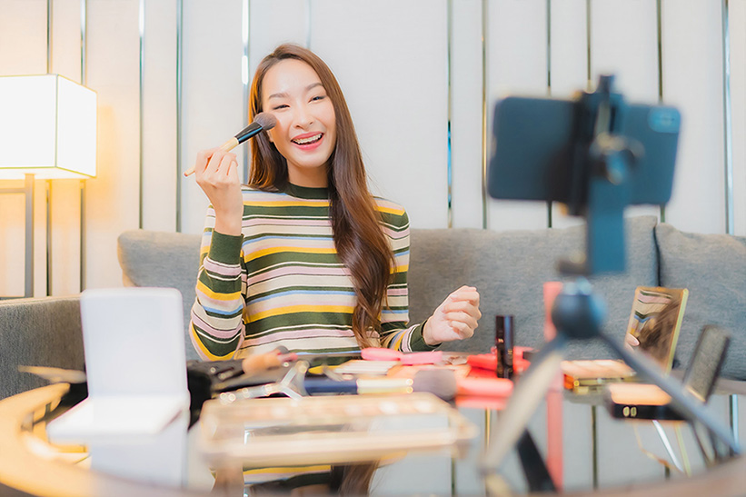 Brands can learn from Quyền Leo Daily’s exceptional live stream to boost their online sales (image: Freepik). 