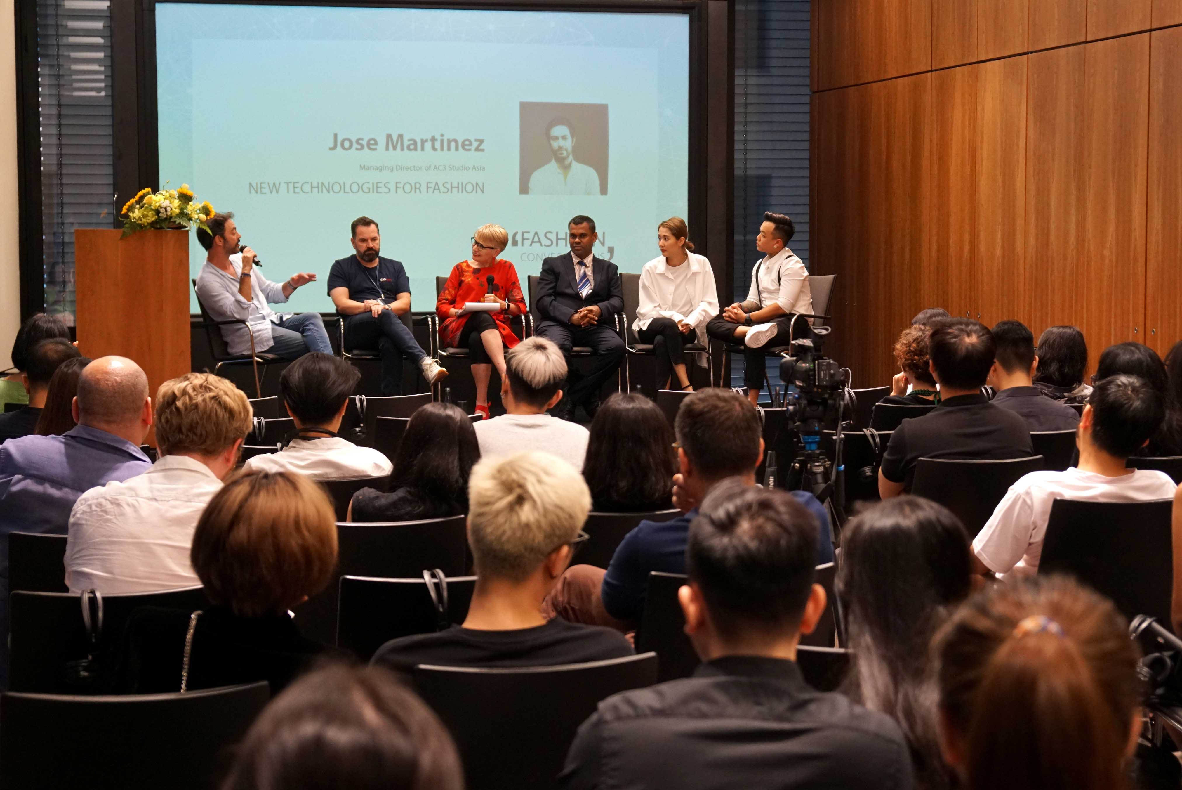 Các khách mời thảo luận về tác động của công nghệ lên ngành thời trang Việt Nam tại buổi Đối thoại về thời trang (từ trái sang phải: ông Jose Martinez, ông Michael McGarr, bà Julia Gaimster, ông Rajikshore Nayak, bà Julia Doan và ông Madox Nguyen).