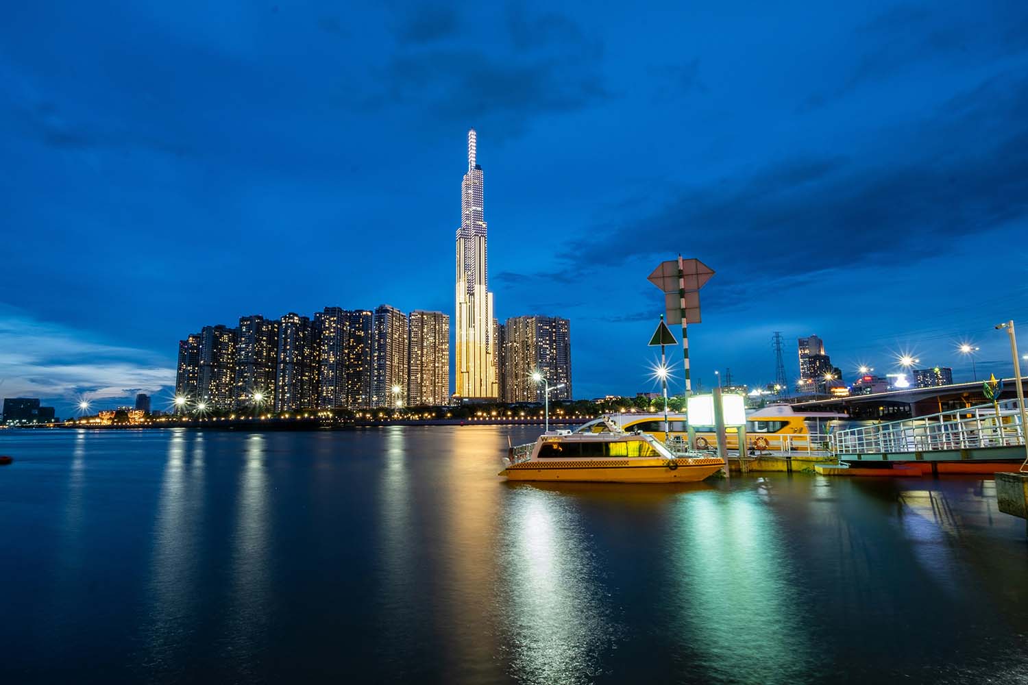 Dịch vụ xe buýt đường sông Saigon Waterbus hứa hẹn bổ sung cho hệ thống giao thông và du lịch của thành phố (hình: Unsplash).