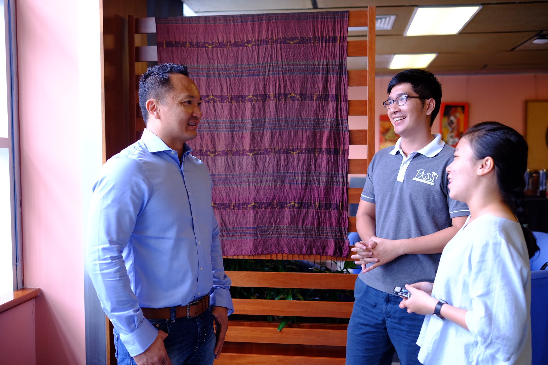 Ông Tim Nguyen nói chuyện với sinh viên sau phần chia sẻ.