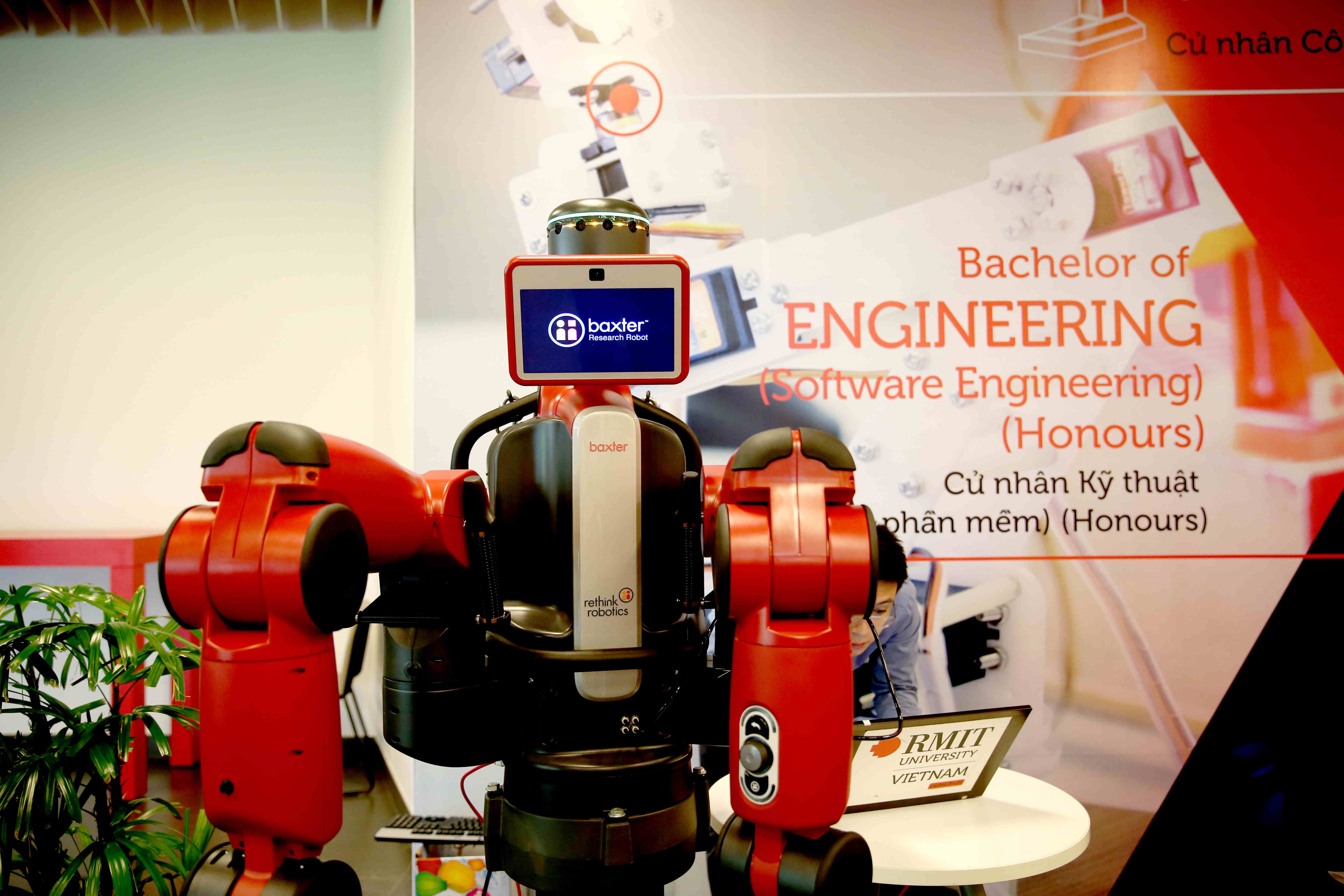 Baxter – robot dạy học của RMIT Việt Nam và là một trong những ngôi sao của Ngày trải nghiệm.