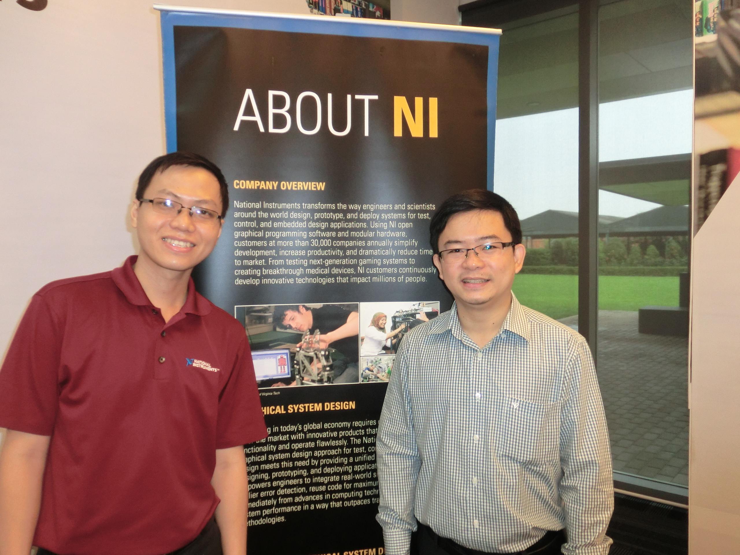 Ông Phạm Quốc Hùng (phải) và cựu sinh viên RMIT Việt Nam Nguyễn Trọng Nhân tại quầy giới thiệu về National Instruments.