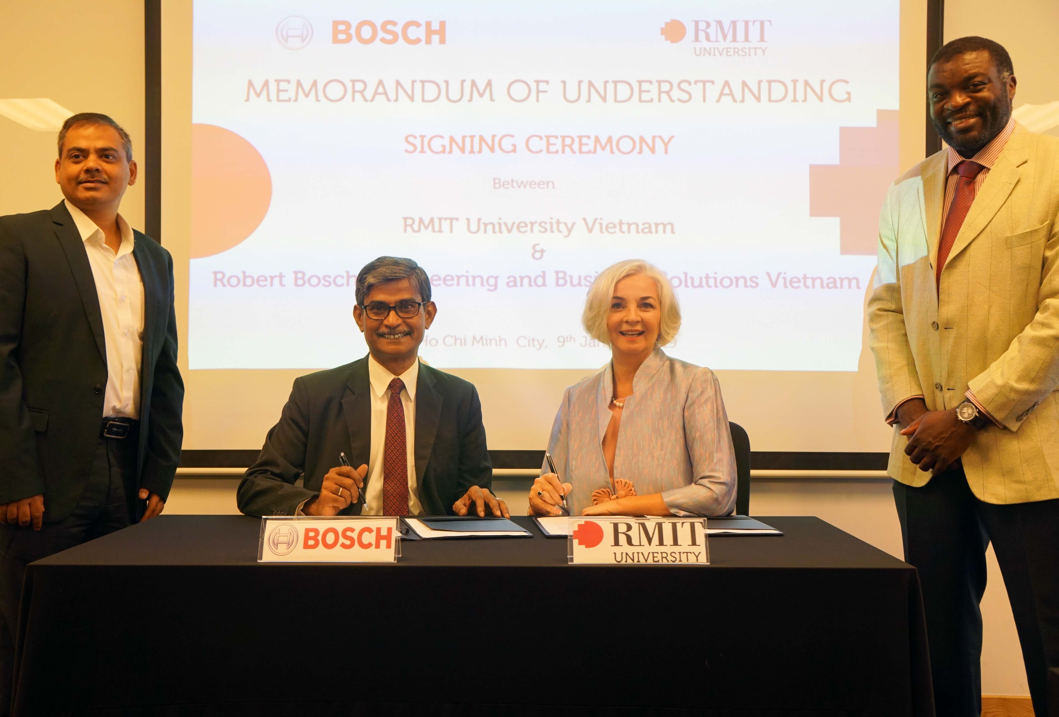 Giáo sư Gael McDonald, Hiệu trưởng RMIT Vietnam và Ông Baskaran Rakkiappan, Giám đốc điều hành Bosch Việt Nam ký Biên bản ghi nhớ vào ngày 9/1 tại Đại học RMIT Việt Nam, cơ sở Nam Sài Gòn.