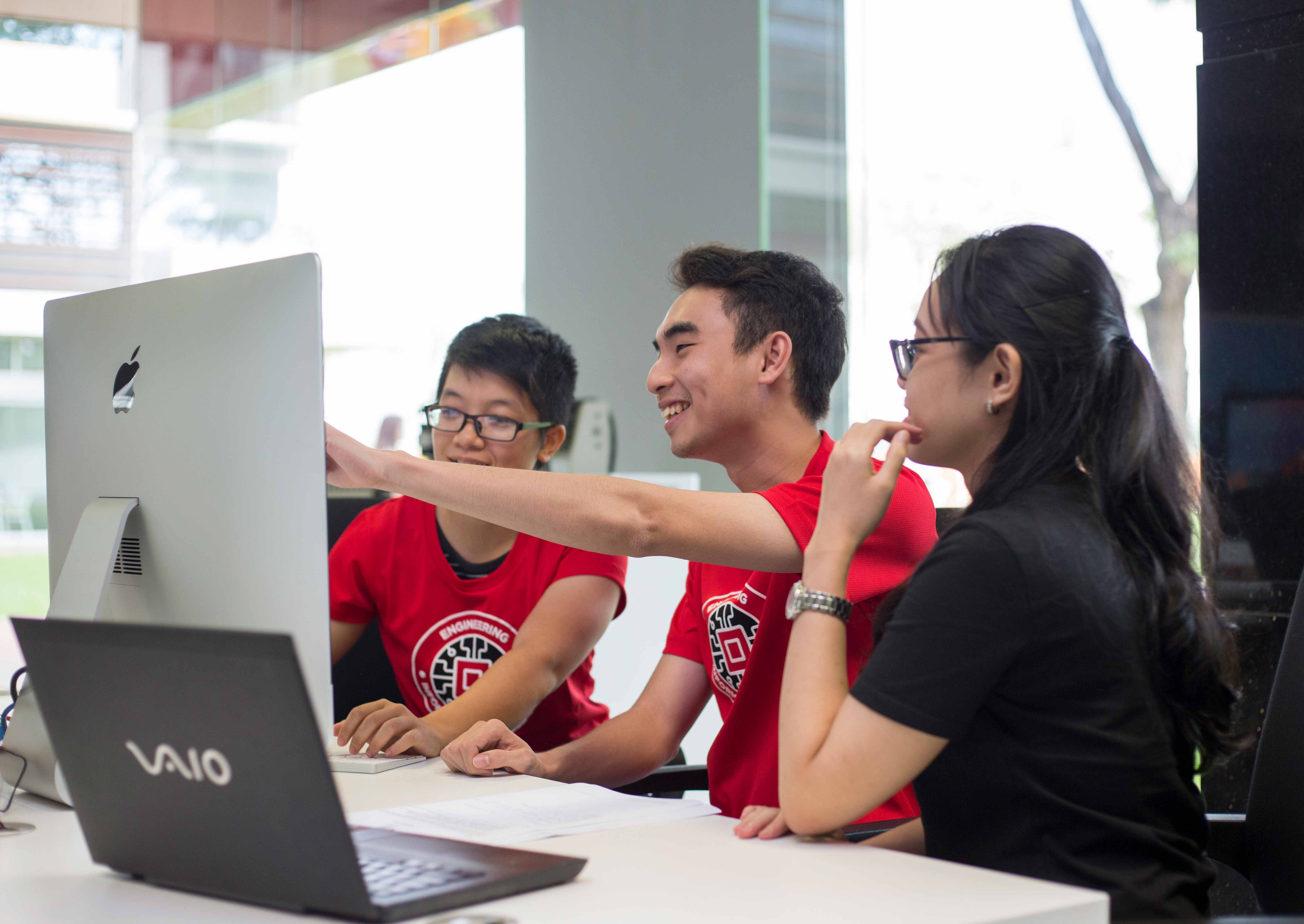 RMIT Vietnam’s School of Science & Technology students in a group discussion