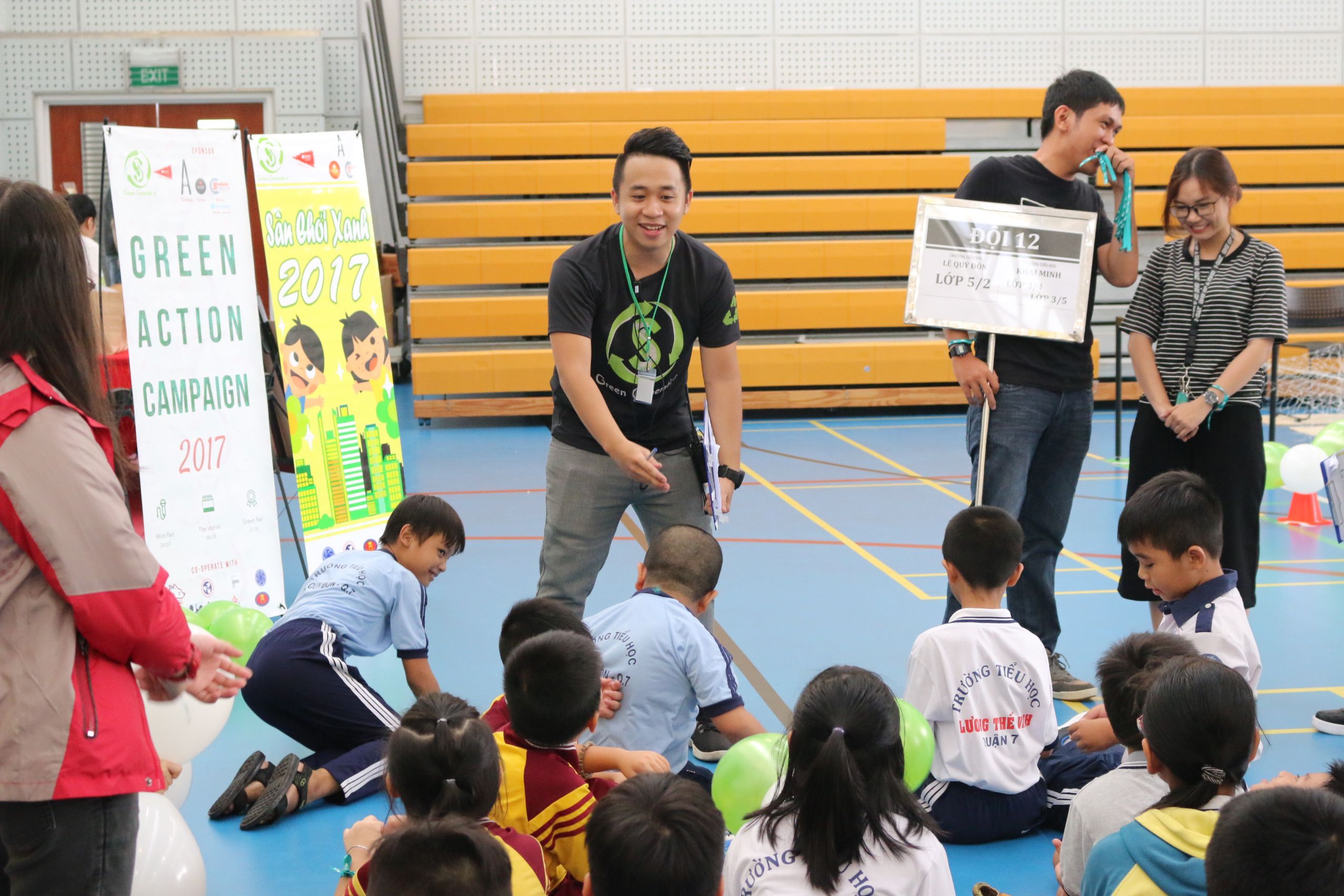 Nguyen Long Hai, RMIT Vietnam Bachelor of Business (Economics and Finance) student and Vice-President of Green Generation, shared that the club also presented gifts to 12 disadvantaged students who are fond of learning. 