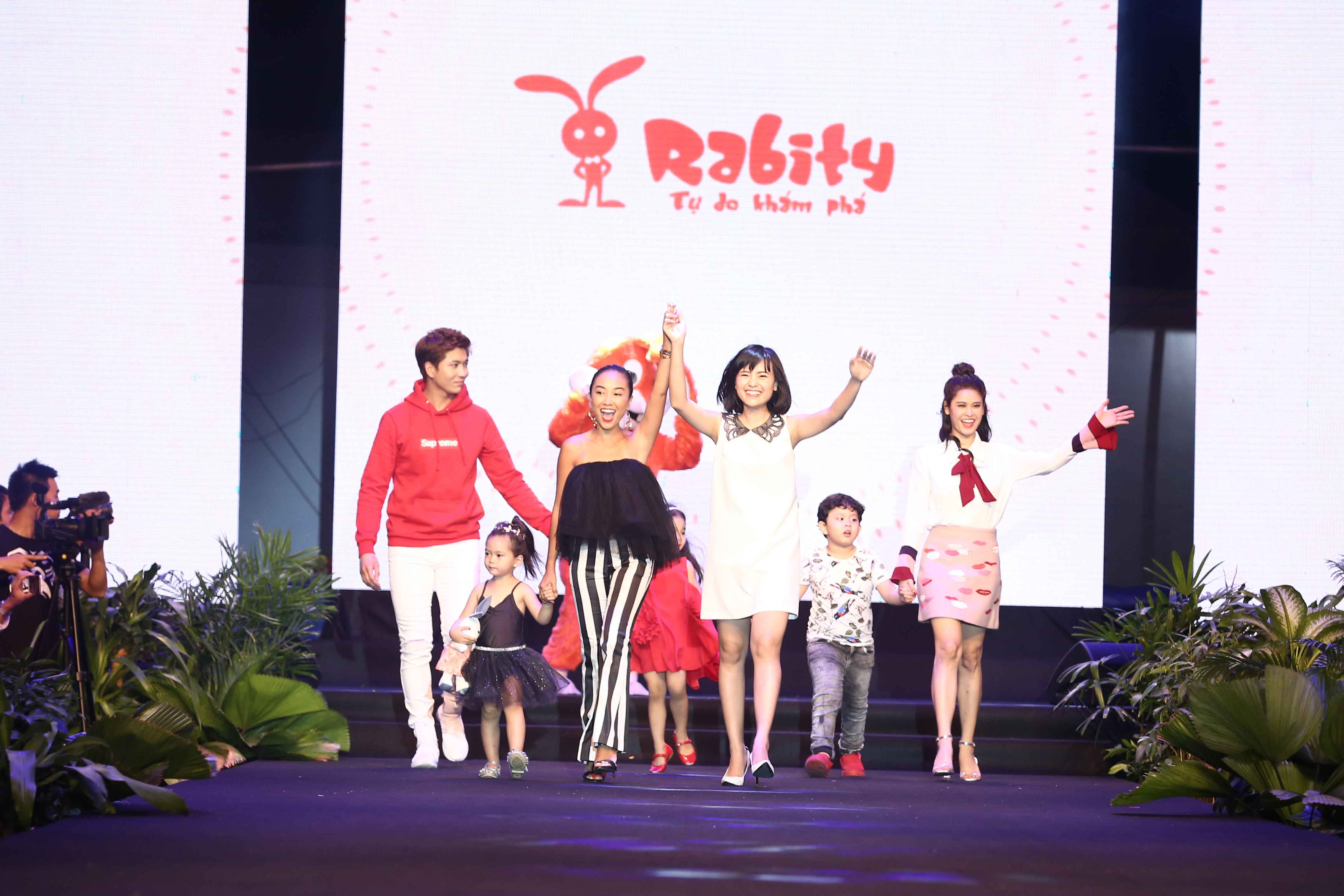 Tran Hong Hanh joins her models on the catwalk while promoting Rabity Retail's new line.