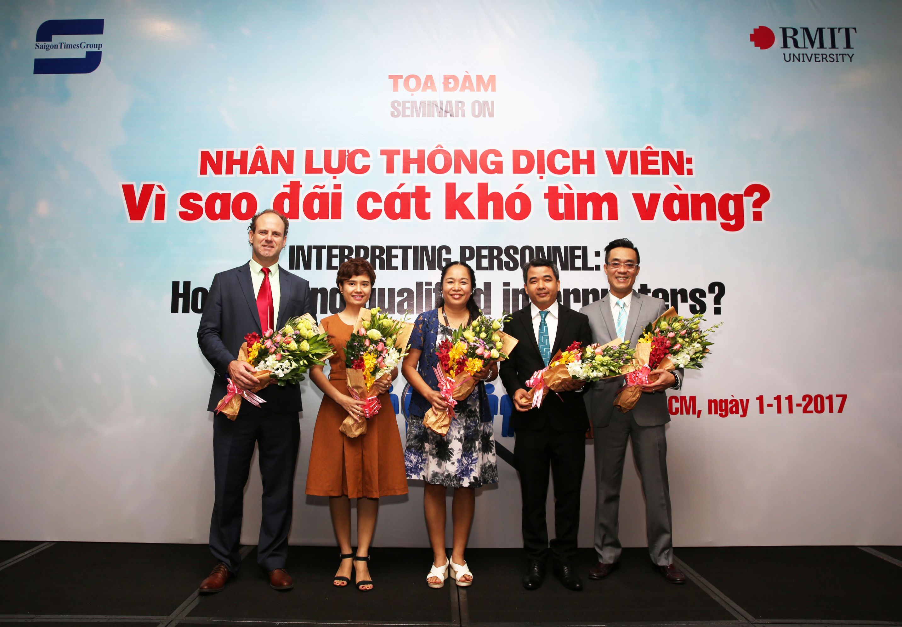 Chuyên gia trong ngành, người làm công tác giáo dục và những thông dịch viên giàu kinh nghiệm cùng tham dự buổi tọa đàm.