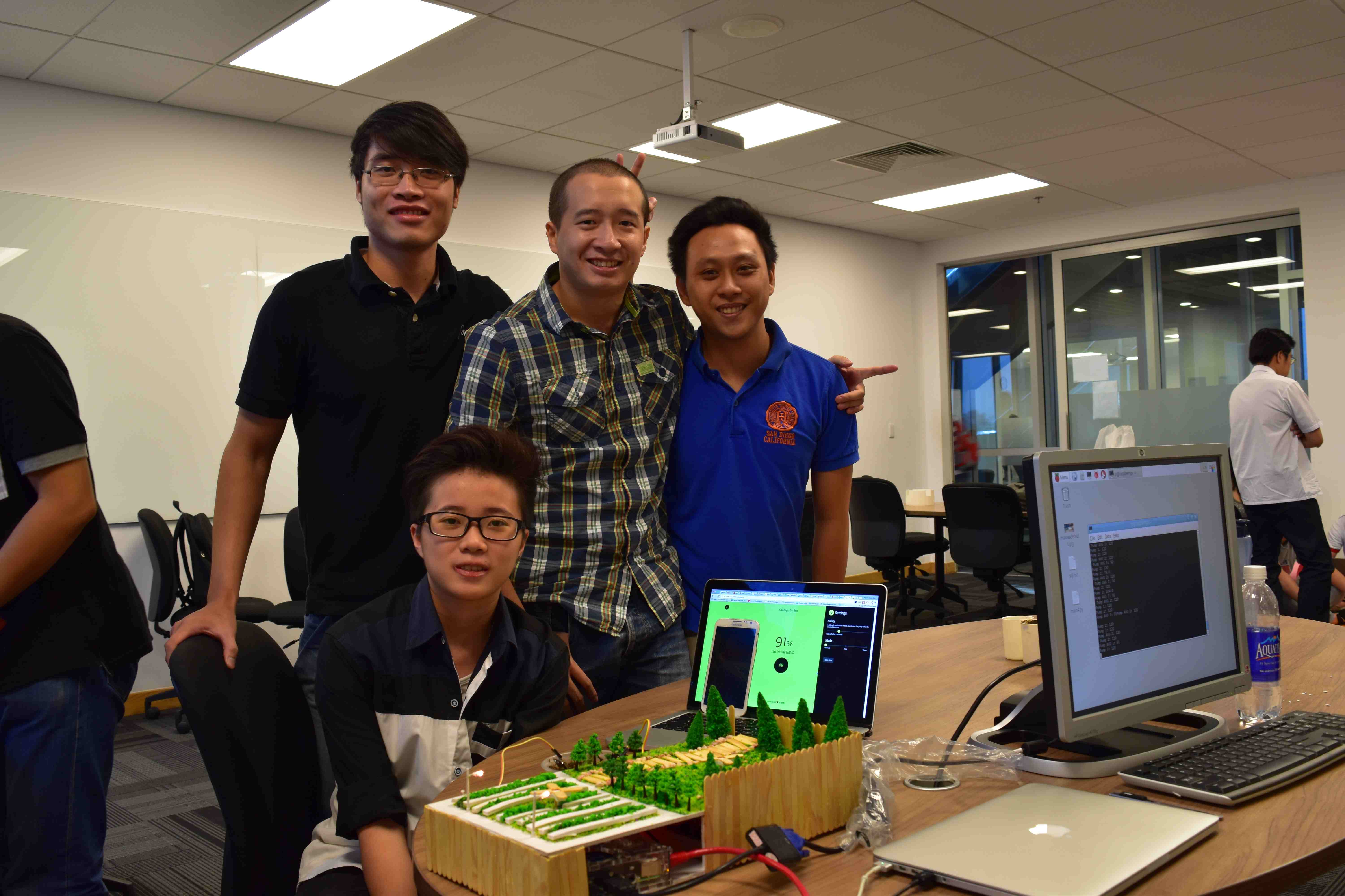 Sinh viên ngành Công nghệ thông tin, Đại học RMIT Việt Nam, (từ trái sang phải) Phạm Đức Thành, Bùi Việt Phương, Nguyễn Sơn Hải Đăng và Trần Thạch Thảo (ngồi) với Hệ thống tưới tự động tại Triển lãm nghề nghiệp và trưng bày dự án của sinh viên Khoa Công nghệ vào tháng 9/2016.