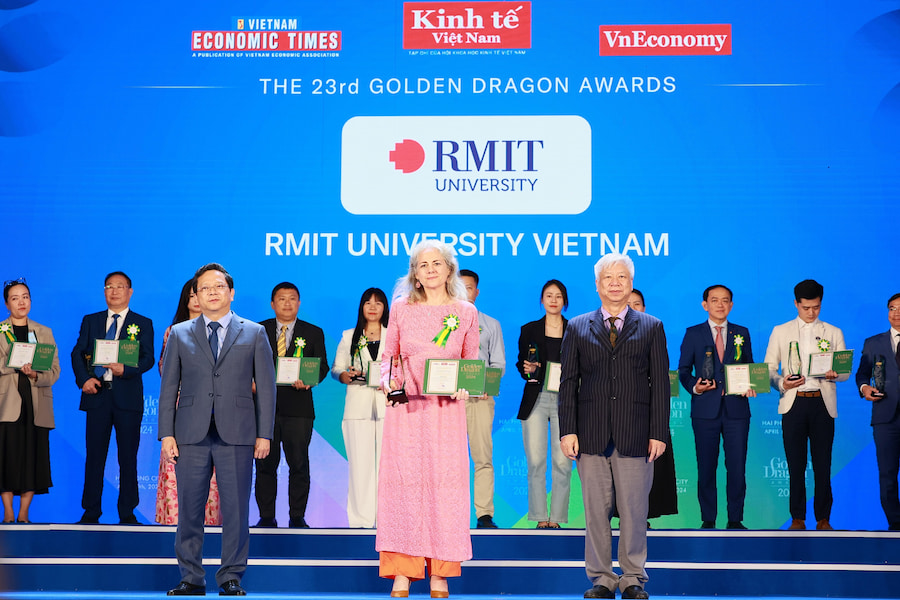 Bà Jodie Altan, Phó tổng giám đốc phụ trách Đối ngoại, Đại học RMIT Việt Nam (giữa) nhận giải thưởng từ Phó trưởng ban Kinh tế trung ương ông Nguyễn Đức Hiển (trái) và Tổng thư ký/Tổng giám đốc Tạp chí Kinh tế Việt Nam ông Đào Quang Bính (phải). (Hình: Tạp chí Kinh tế Việt Nam)