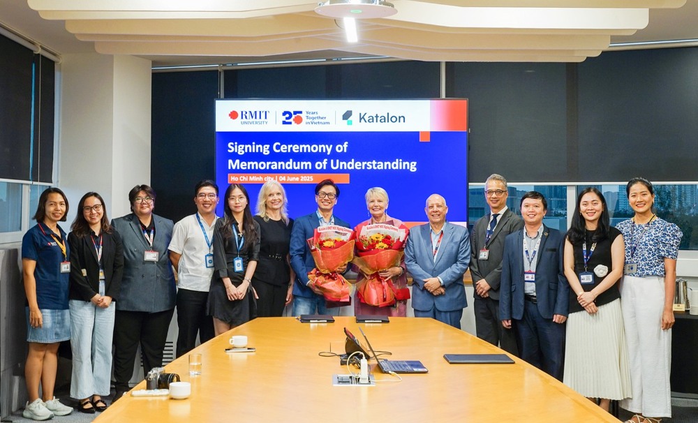 Đại diện ban lãnh đạo và đội ngũ nhân sự của Đại học RMIT Việt Nam và Katalon tại lễ ký kết biên bản ghi nhớ mở rộng (Hình: Katalon)