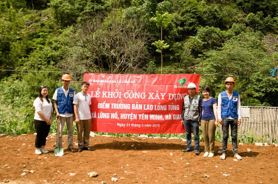 Nguyễn Huyền Châu (bìa trái) tại lễ khởi công xây dựng trường ở Lũng Hồ, Hà Giang năm 2015.