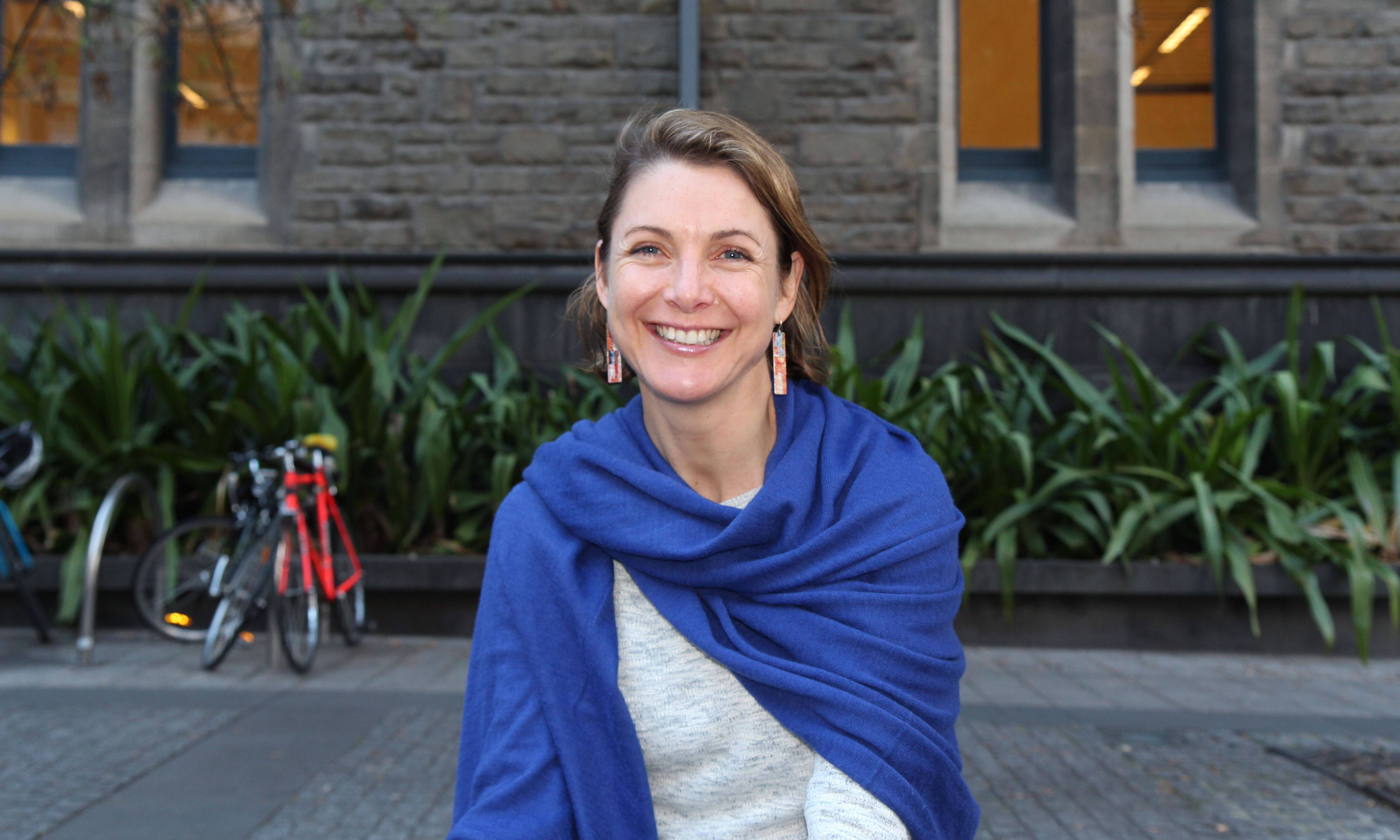 Phó giáo sư Lauren Rickards hiện đang làm việc tại Trung tâm Nghiên cứu đô thị ở Melbourne và tập trung nghiên cứu các yếu tố xã hội của vấn đề môi trường, trong đó có biến đổi khí hậu.