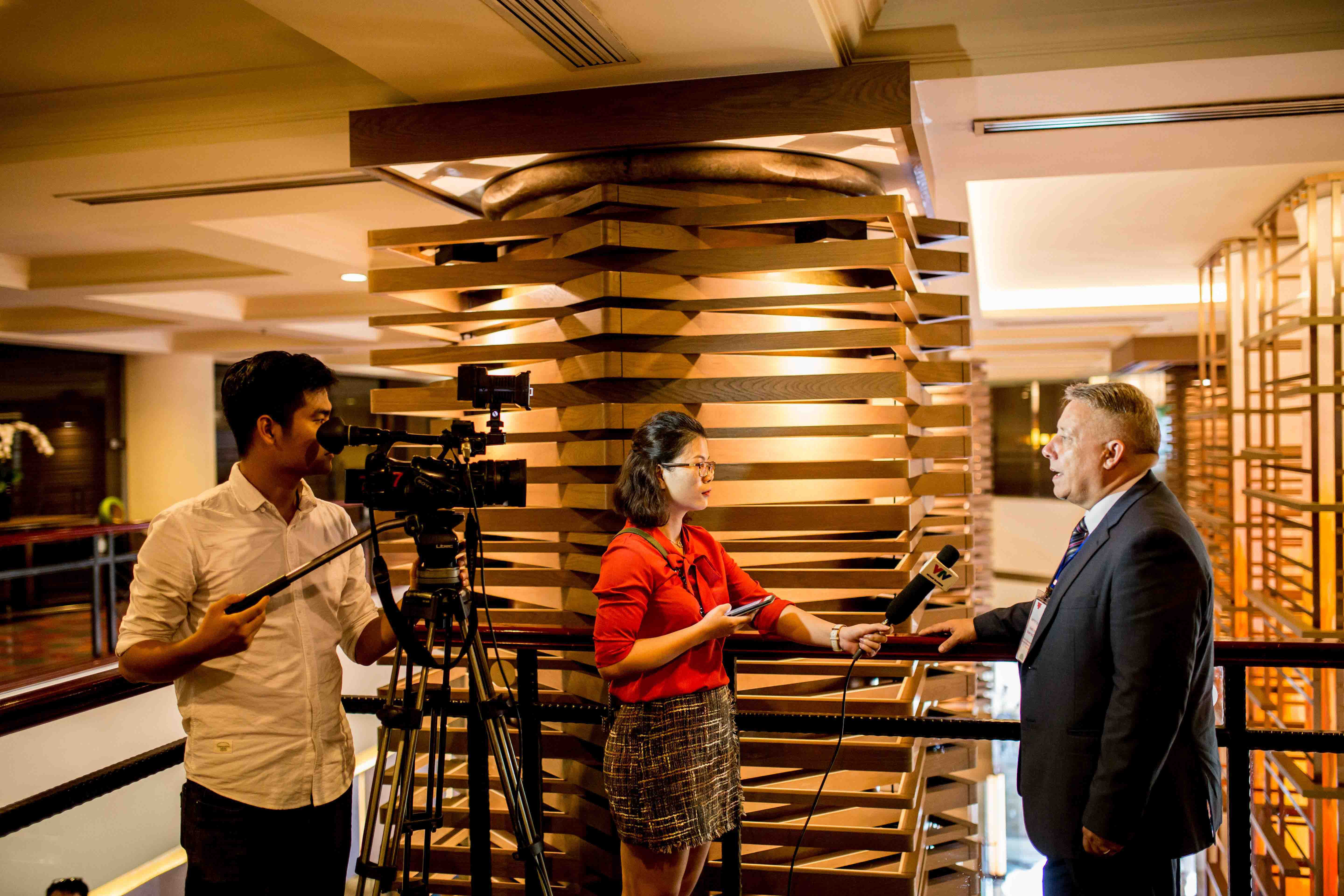 Associate Professor Robert McClelland, Head of Department (Management) at RMIT Vietnam’s School of Business & Management, commented on human resources within logistics for VTV1 during the event.