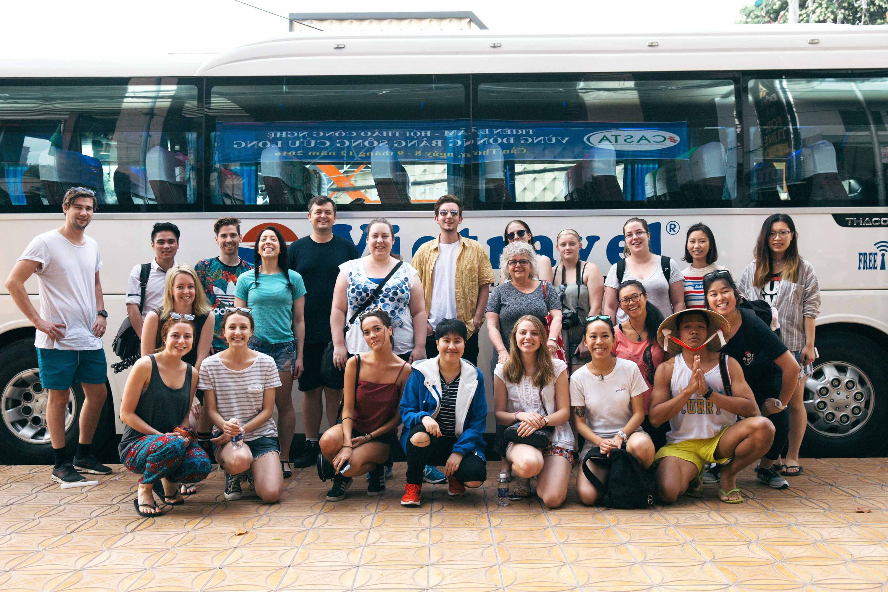 Sinh viên học môn Văn hóa và Bối cảnh Việt Nam tham quan Đồng bằng sông Cửu Long. 