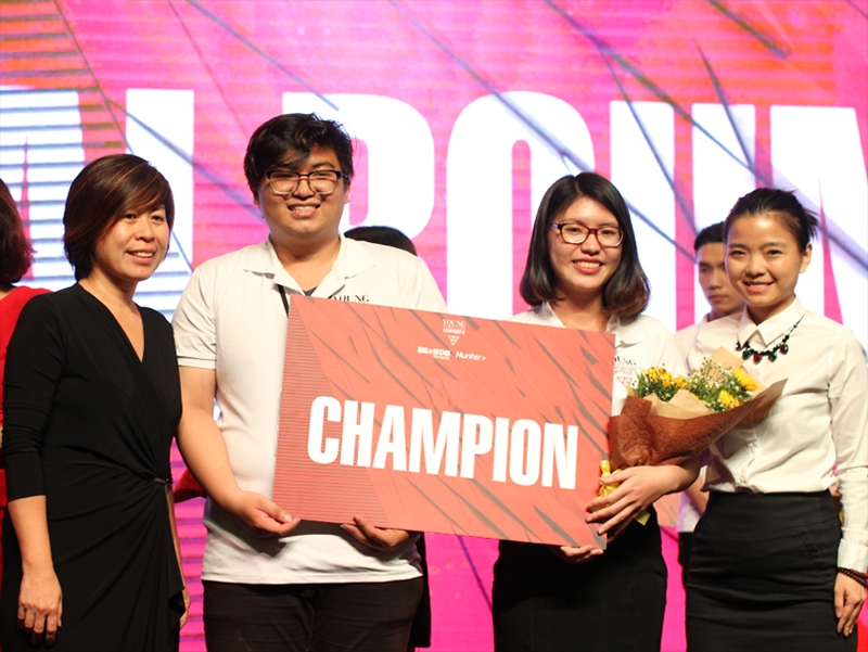 Sinh viên RMIT Việt Nam Đoàn Thái Minh Châu và Nguyễn Hoàng Hiếu Ân giành vị trí quán quân cuộc thi Young Marketers mùa thứ 5. 