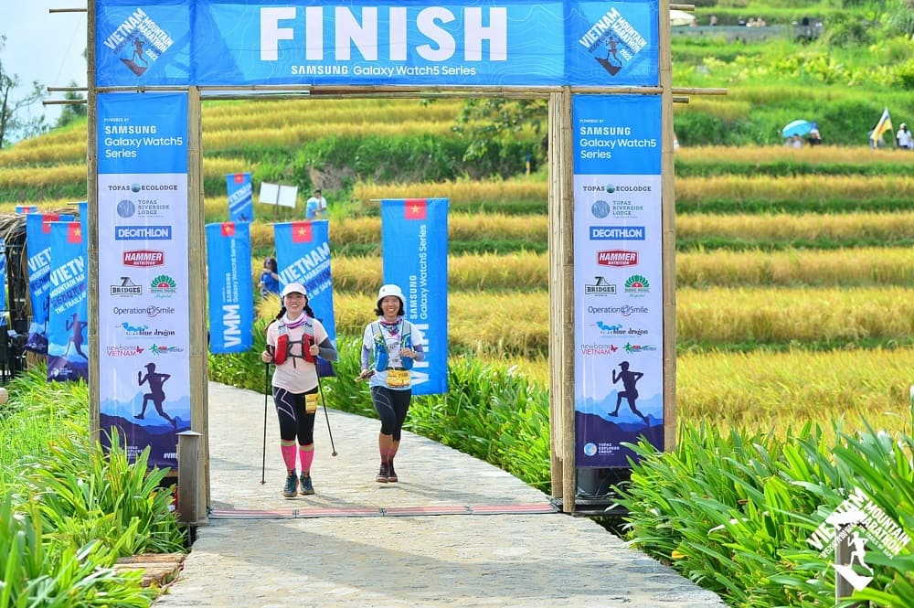 Ms Van Anh and a fellow runner nearing the finish line of the Vietnam Mountain Marathon race.