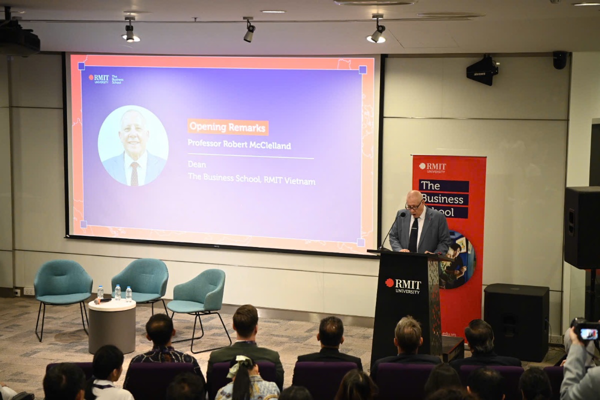 Giáo sư Robert McClelland, Trưởng Khoa Kinh doanh, RMIT Việt Nam, phát biểu khai mạc, khẳng định cam kết của RMIT trong việc lan tỏa tri thức và thúc đẩy hợp tác khu vực. (Hình: RMIT)