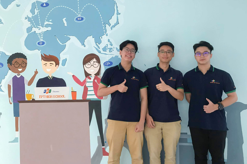 Đậu Hoàng Minh (phía trái hình) cùng đồng đội xếp thứ Năm tại cuộc thi lập trình Hello World Hackathon 2020.