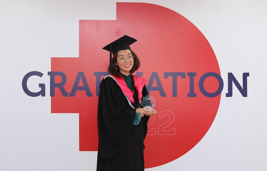 Tân khoa ngành Ngôn ngữ Nguyễn Thanh Thảo đại diện cho cơ sở Nam Sài Gòn, Đại học RMIT nhận giải Sinh viên xuất sắc năm 2022.  