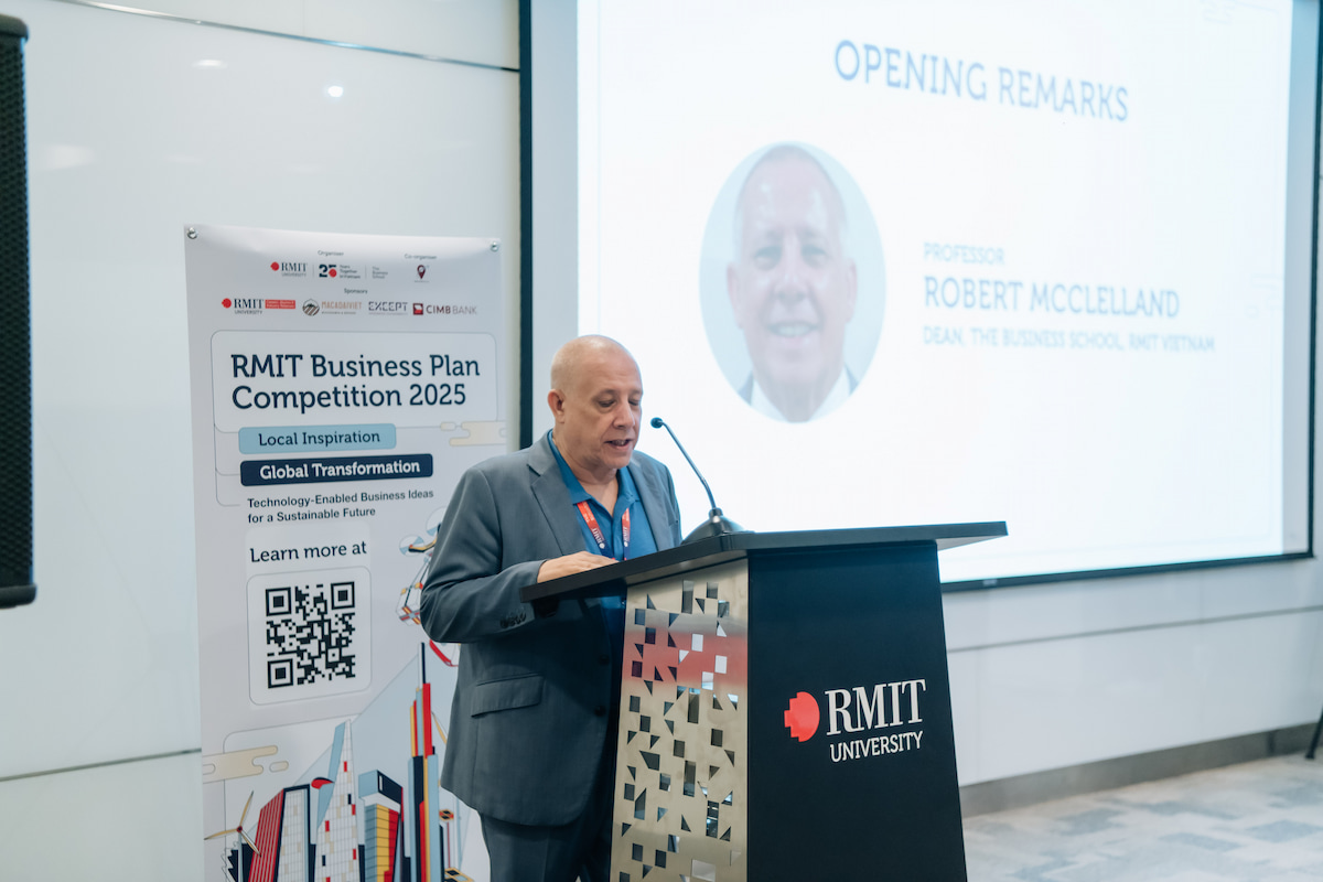 Giáo sư Robert McClelland, Trưởng khoa Kinh doanh Đại học RMIT Việt Nam, phát biểu chào mừng tại vòng Chung kết Cuộc thi Sáng kiến Kinh doanh RMIT 2025. (Ảnh: RMIT) 
