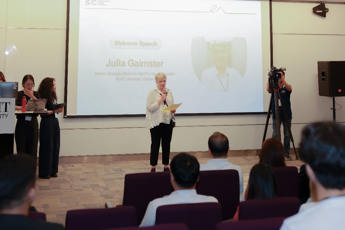 Giáo sư Julia Gaimster, Cố vấn chiến lược cho Tổng giám đốc Đại học RMIT Việt Nam, phát biểu tại Chung kết Sustainability Impact Challenge 2025. (Ảnh: RMIT)