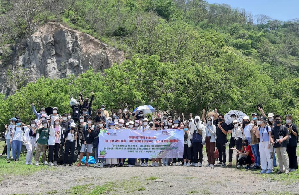 Over 210 students from RMIT University’s Tourism and Hospitality Bachelor program engaged in a clean-up campaign in Vung Tau recently.