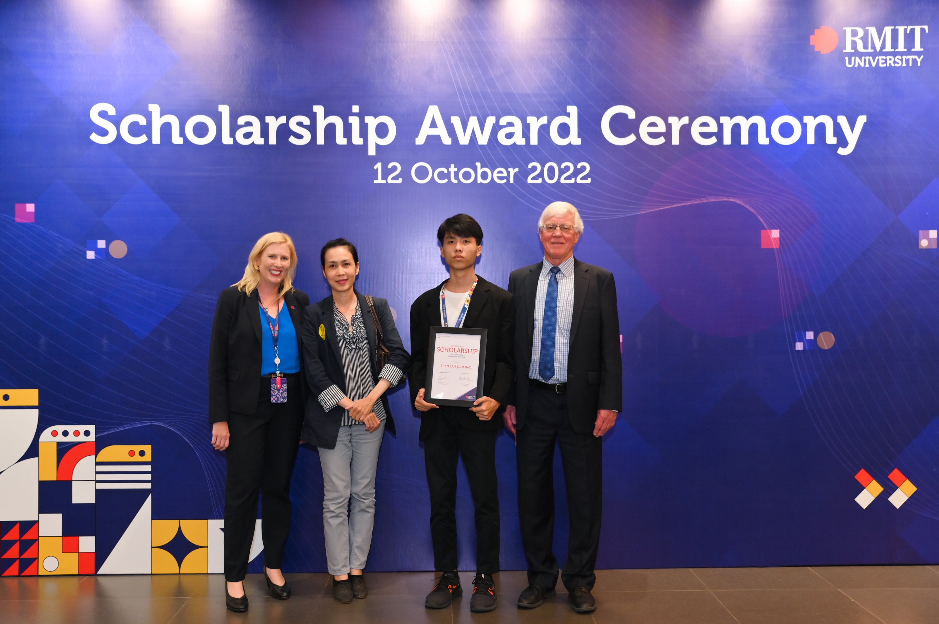 Trần Lâm Nam Bảo (thứ hai từ phải) là một trong hai sinh viên nhận Học bổng Sáng tạo của Đại học RMIT Việt Nam năm nay.