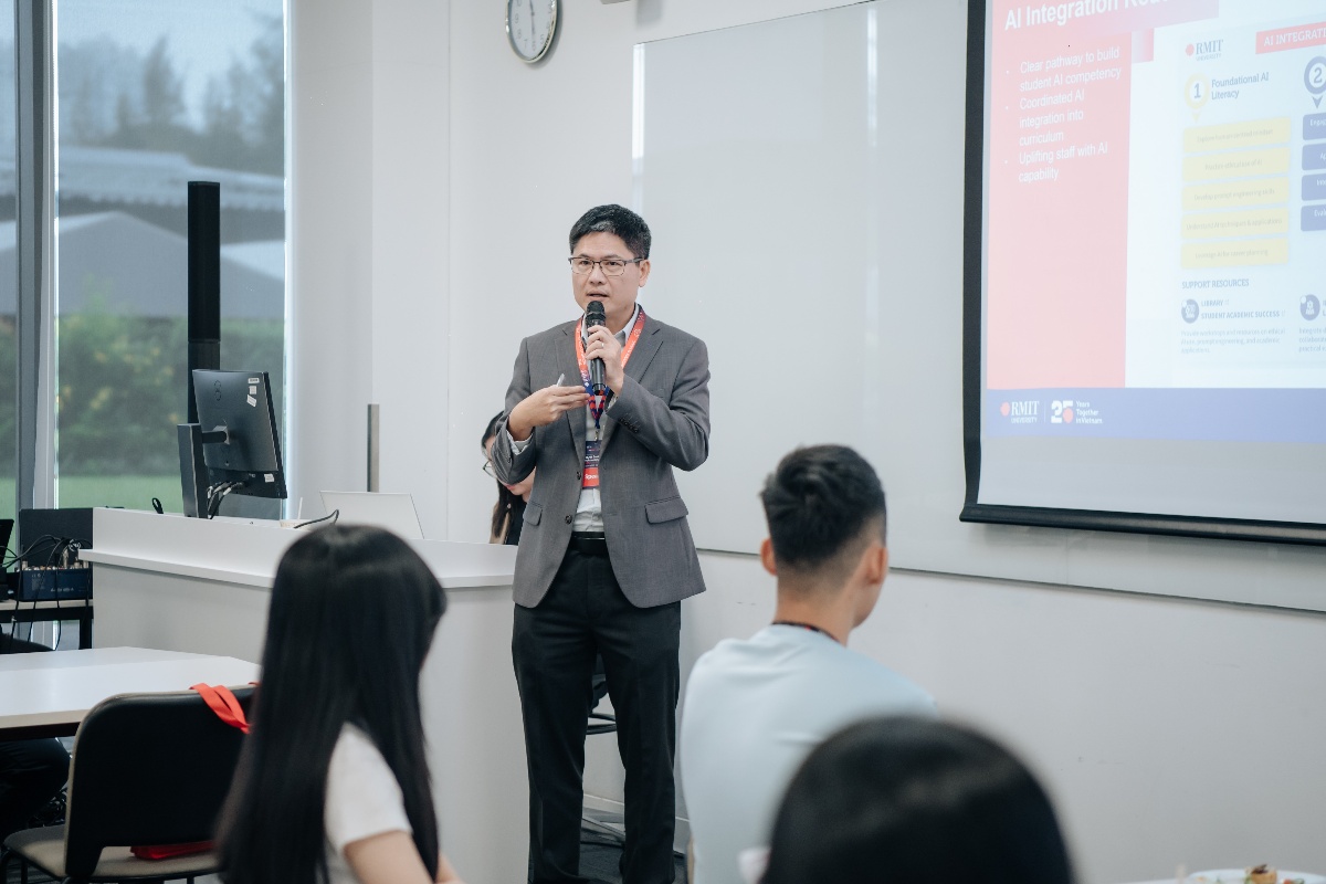 Tiến sĩ Kevin Nguyễn, Chủ nhiệm các chương trình và môn học trực tuyến tại Khoa Kinh doanh, RMIT Việt Nam, trình bày chiến lược năm trụ cột và lộ trình tích hợp AI của nhà trường. (Hình: RMIT) 