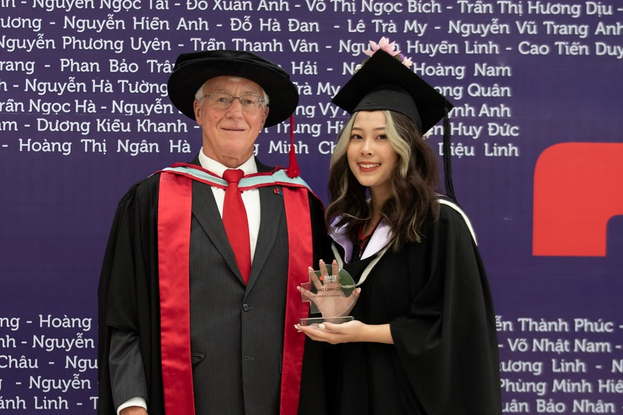 Sinh viên xuất sắc năm 2022 của cơ sở Hà Nội, Đại học RMIT Hoàng Linh Giang (bên phải trong hình) cùng Chủ tịch Đại học RMIT Giáo sư Peter Coloe.